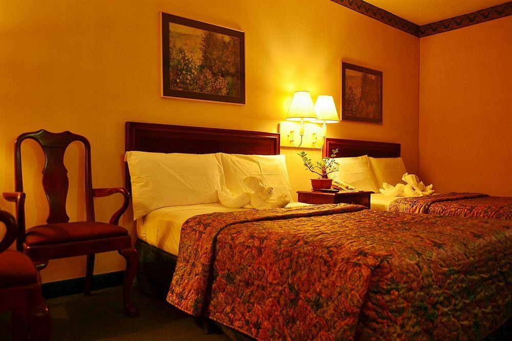 Days Hotel By Wyndham Batangas Eksteriør billede