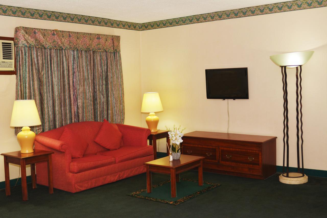 Days Hotel By Wyndham Batangas Eksteriør billede