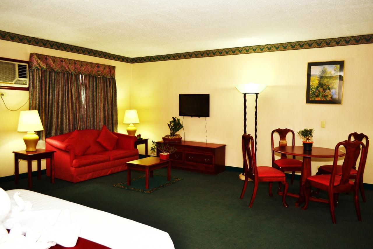 Days Hotel By Wyndham Batangas Eksteriør billede