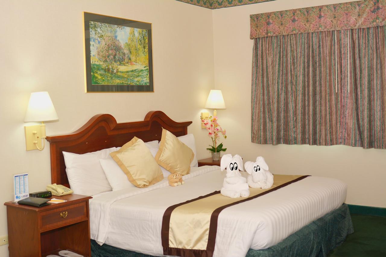 Days Hotel By Wyndham Batangas Eksteriør billede