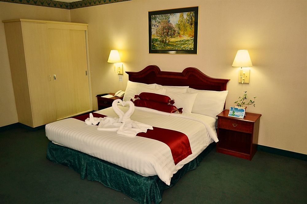 Days Hotel By Wyndham Batangas Eksteriør billede